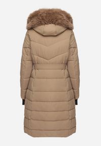 Born2be - Ciemnobeżowa Kurtka o Długim Fasonie z Paskiem i Odpinanym Futerkiem Delathra. Okazja: na co dzień, do pracy. Kolor: beżowy. Materiał: futro. Długość: długie. Styl: klasyczny, casual, elegancki #6