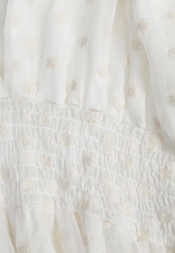 Renee - Biała Kopertowa Sukienka Bez Rękawów o Rozkloszowanym Kroju z Haftem Pelessa. Typ kołnierza: dekolt kopertowy. Kolor: biały. Materiał: poliester. Długość rękawa: bez rękawów. Wzór: haft. Typ sukienki: kopertowe