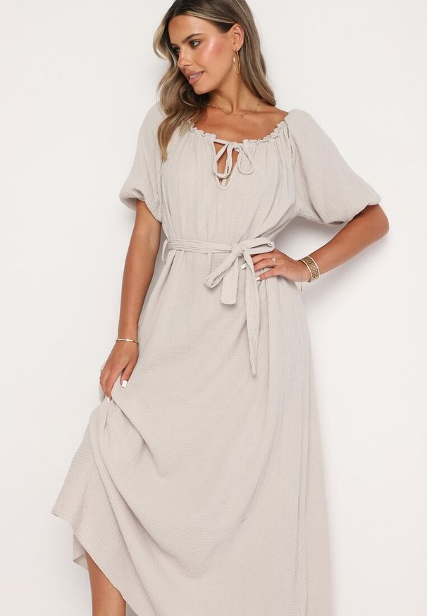 Born2be - Jasnobeżowa Trapezowa Muślinowa Sukienka z Bawełny z Paskiem i Gumką w Talii Vimarinn. Okazja: na co dzień. Typ kołnierza: dekolt hiszpanka. Kolor: beżowy. Materiał: bawełna. Typ sukienki: trapezowe. Styl: casual