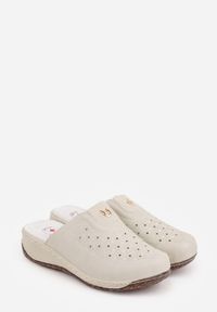 Born2be - Beżowe Klapki Ozdobione Tłoczeniem Perforacją i Metaliczną Aplikacją Arihari. Okazja: na spacer, na co dzień. Kolor: beżowy. Wzór: aplikacja. Styl: casual, elegancki #8