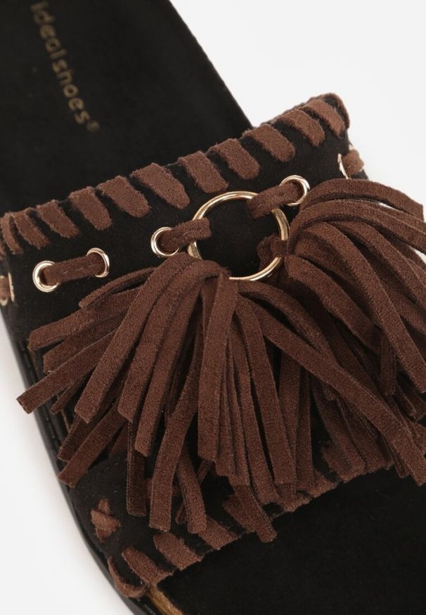 Renee - Czarne Klapki Boho z Ozdobnymi Frędzlami Samsonitta. Okazja: na co dzień. Kolor: czarny. Materiał: koronka. Wzór: aplikacja. Styl: boho