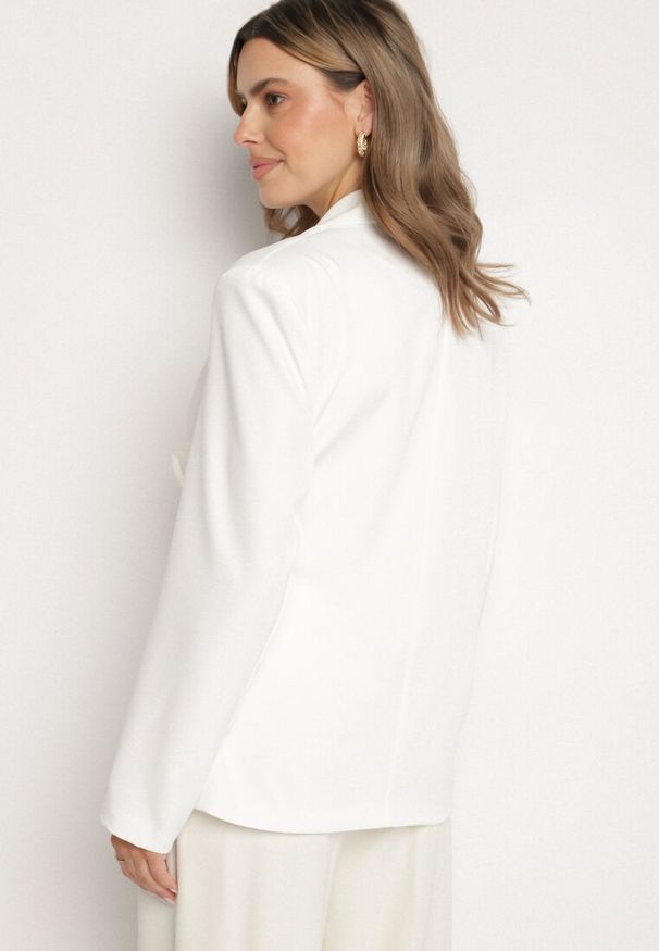 Born2be - Biała Marynarka z Ozdobnym Wiązaniem Lenirin. Okazja: na co dzień. Kolor: biały. Materiał: jeans. Styl: elegancki, casual