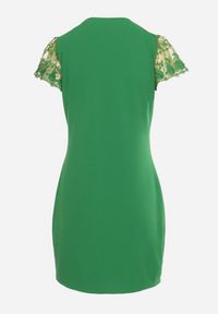 Born2be - Zielona Dopasowana Sukienka z Koronkowym Rękawkiem Cidariana. Okazja: na imprezę. Kolor: zielony. Materiał: koronka. Długość rękawa: krótki rękaw. Styl: klasyczny, elegancki #6