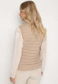 Born2be - Ciemnobeżowa Pikowana Kamizelka ze Stójką i Zasuwanymi Kieszeniami Lorenith. Typ kołnierza: kołnierzyk stójkowy. Kolor: beżowy. Materiał: jeans. Styl: elegancki #3