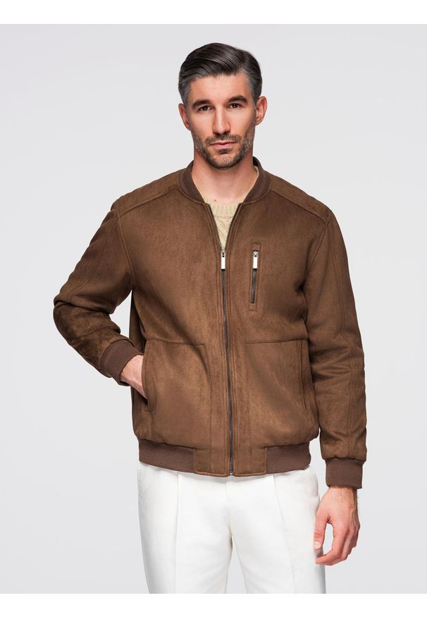 Ombre Clothing - Kurtka bomberka męska z imitacji zamszu - brązowa V1. Okazja: na co dzień. Kolor: brązowy. Materiał: zamsz. Wzór: aplikacja. Styl: casual, wizytowy