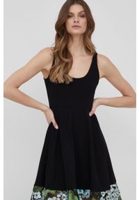 Desigual sukienka kolor czarny mini rozkloszowana. Kolor: czarny. Materiał: dzianina, bawełna. Długość rękawa: na ramiączkach. Typ sukienki: rozkloszowane. Długość: mini