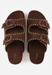 Renee - Brązowe Klapki VICES z Klamrami w Drewnianym Stylu i z Przeszyciami Nerineira. Kolor: brązowy. Sezon: wiosna, lato. Styl: boho, elegancki #2