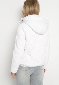 Born2be - Biała Pikowana Kurtka z Kapturem i Bocznymi Zdobieniami Ollenea. Okazja: na spotkanie biznesowe, na co dzień, do pracy, na spacer. Typ kołnierza: kaptur. Kolor: biały. Materiał: jeans. Wzór: aplikacja. Styl: biznesowy, casual, elegancki #3