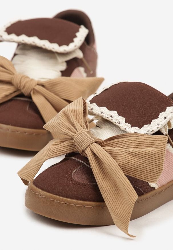 Renee - Brązowe Sneakersy Ozdobione Geometrycznym Wzorem i Kokardą Cedionna. Okazja: na co dzień. Kolor: brązowy. Materiał: jeans. Wzór: aplikacja, geometria