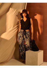 Sinsay - Spodnie wide leg z abstrakcyjnym wzorem - czarny. Kolor: czarny