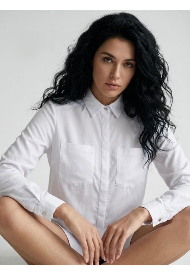 Sinsay - Wiskozowa koszula z kieszeniami - biały. Kolor: biały. Materiał: wiskoza