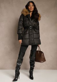 Renee - Czarna Pikowana Kurtka z Paskiem i Kapturem z Futerkiem Lilittia. Kolor: czarny. Materiał: futro. Sezon: zima. Styl: elegancki #3