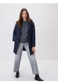 Reserved - Pikowana kurtka - granatowy. Kolor: niebieski. Materiał: tkanina. Długość: długie. Wzór: gładki