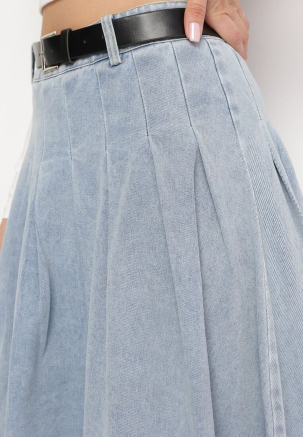Born2be - Jasnoniebieska Spódnica Jeansowa Rozkloszowana z Paskiem z Ekoskóry Nalier. Okazja: na co dzień. Kolor: niebieski. Materiał: jeans. Styl: elegancki, casual