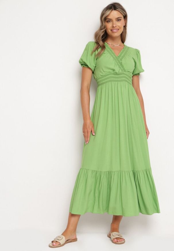 Born2be - Jasnozielona Bawełniana Sukienka z Kopertowym Dekoltem w Stylu Boho Rissasie. Okazja: na co dzień. Kolor: zielony. Materiał: bawełna. Typ sukienki: kopertowe. Styl: boho