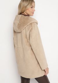 Born2be - Beżowa Kurtka ze Sztucznego Futerka z Kapturem Innalitha. Typ kołnierza: kaptur. Kolor: beżowy. Materiał: futro #5