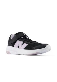 Buty dziecięce New Balance P57823W – czarne. Kolor: czarny. Materiał: guma, syntetyk, materiał. Szerokość cholewki: normalna. Sport: bieganie #4