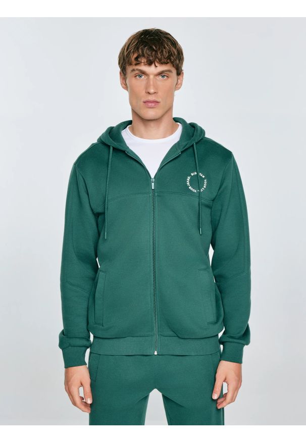 Big-Star - Bluza męska rozpinana z kapturem zielona Ajron 304. Okazja: na co dzień, na spacer. Typ kołnierza: kaptur. Kolor: zielony. Materiał: jeans, dresówka, dzianina. Wzór: haft. Styl: casual