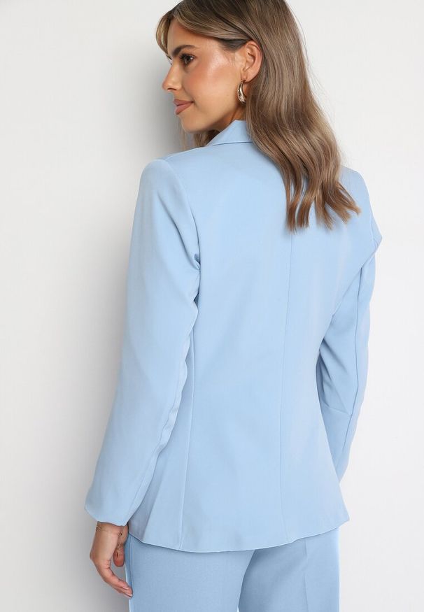 Born2be - Jasnoniebieska Marynarka Dwurzędowa z Biżuteryjnymi Guzikami Teudosia. Okazja: na co dzień. Kolor: niebieski. Materiał: jeans. Wzór: aplikacja. Styl: elegancki, casual, klasyczny