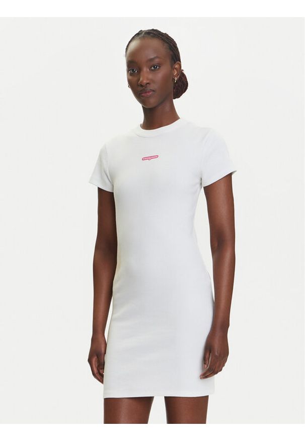 Tommy Jeans Sukienka codzienna Script DW0DW21186 Écru Slim Fit. Okazja: na co dzień. Kolor: kremowy. Materiał: bawełna. Typ sukienki: proste. Styl: casual