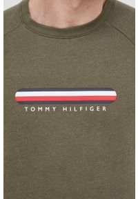 TOMMY HILFIGER - Tommy Hilfiger bluza męska kolor zielony z nadrukiem. Okazja: na co dzień. Kolor: zielony. Materiał: skóra, włókno. Długość rękawa: raglanowy rękaw. Wzór: nadruk. Styl: casual #4
