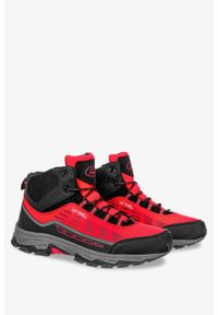 Casu - Czerwone buty trekkingowe sznurowane softshell casu a2005-4. Okazja: na spacer. Kolor: czerwony, wielokolorowy, czarny. Materiał: softshell. Szerokość cholewki: normalna. Sport: turystyka piesza #2