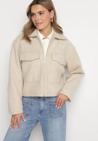Born2be - Beżowa Pudełkowa Kurtka z Kołnierzykiem i Kieszeniami o Krótkim Fasonie Neliella. Okazja: na co dzień. Kolor: beżowy. Materiał: jeans. Długość: krótkie. Styl: casual, elegancki #1
