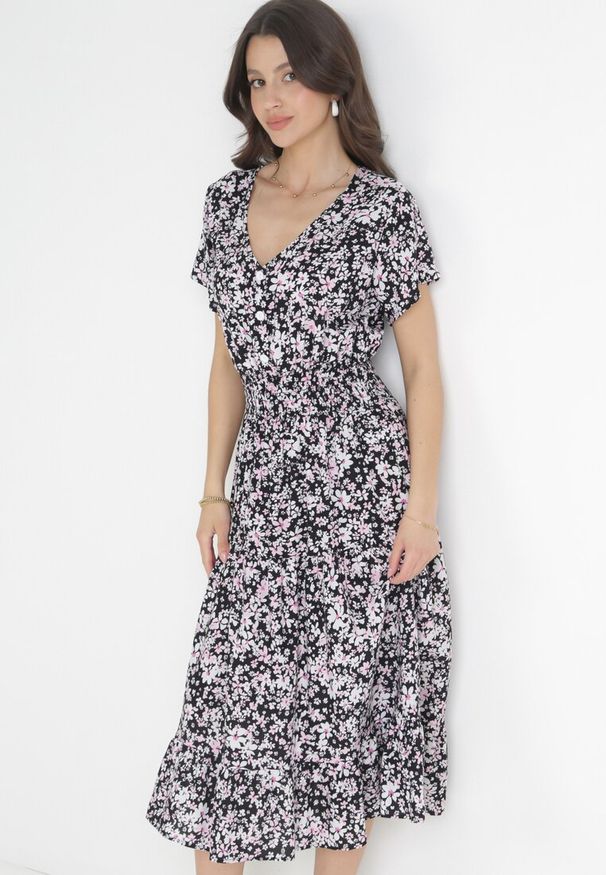 Born2be - Czarna Bawełniana Sukienka w Kwiatki z Gumką w Talii i Guzikami Ronalika. Okazja: na co dzień. Typ kołnierza: dekolt w serek. Kolor: czarny. Materiał: bawełna. Wzór: kwiaty. Typ sukienki: rozkloszowane. Styl: elegancki, casual, klasyczny