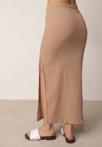 Born2be - Ciemnobeżowa Prosta Spódnica z Rozcięciem z Boku ze Strukturalnej Tkaniny Orinelin. Okazja: do pracy, na co dzień. Kolor: beżowy. Materiał: tkanina. Długość: długie. Styl: elegancki, casual #3