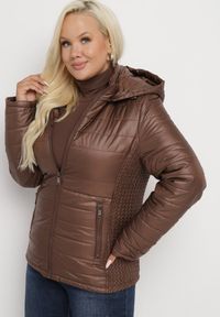 Born2be - Brązowa Pikowana Kurtka z Opinanym Kapturem i Wstawkami z Gumek Terilinde. Okazja: na spacer. Kolekcja: plus size. Kolor: brązowy. Materiał: jeans #3