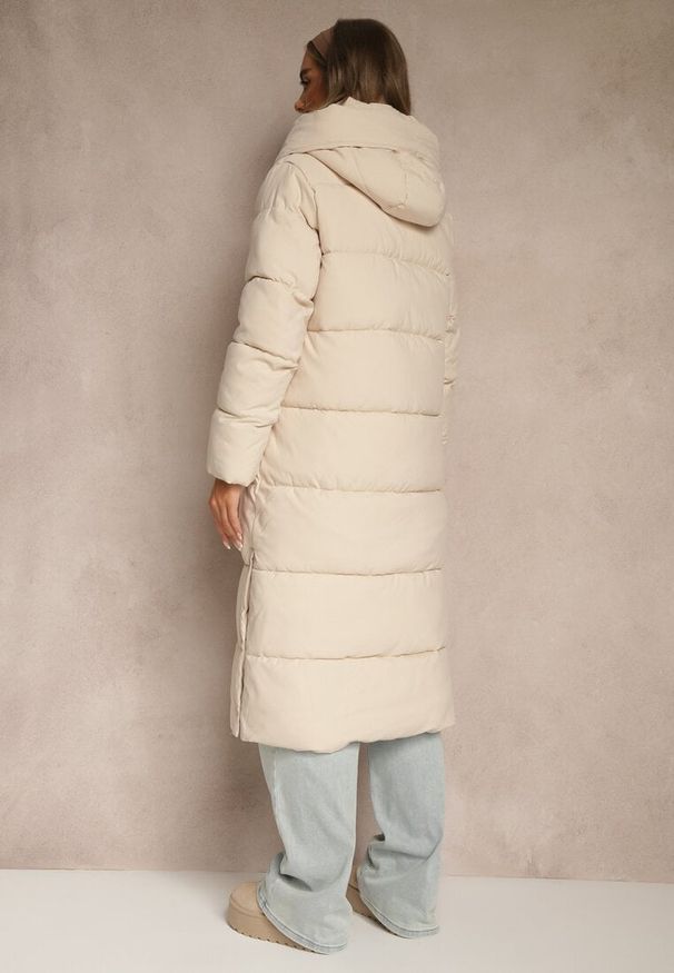 Renee - Jasnobeżowa Zimowa Kurtka z Pikowanymi Przeszyciami Kapturem i Bocznymi Napami Alarisse. Okazja: na imprezę, na co dzień. Kolor: beżowy. Materiał: jeans. Sezon: zima. Styl: casual