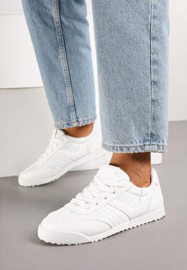 Born2be - Białe Sneakersy w Stylu Kultowych Tenisówek Felandris. Okazja: na co dzień. Zapięcie: sznurówki. Kolor: biały. Materiał: jeans. Wzór: aplikacja. Obcas: na obcasie. Wysokość obcasa: niski