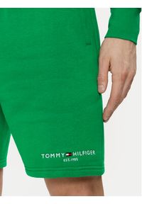 TOMMY HILFIGER - Tommy Hilfiger Szorty sportowe Logo MW0MW34201 Zielony Regular Fit. Kolor: zielony. Materiał: bawełna, syntetyk. Styl: sportowy #4