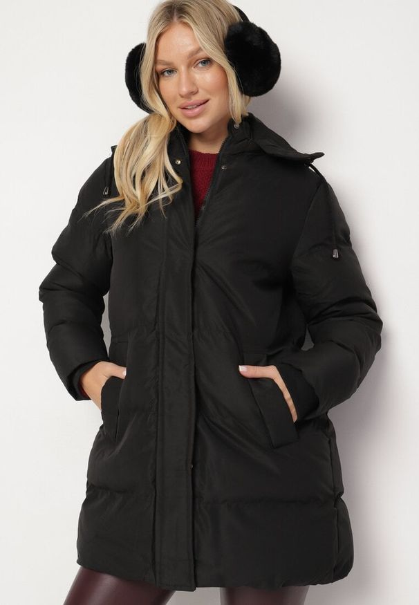 Born2be - Czarna Pikowana Kurtka przed Kolano z Kapturem Aralandra. Typ kołnierza: kaptur. Kolor: czarny. Styl: klasyczny
