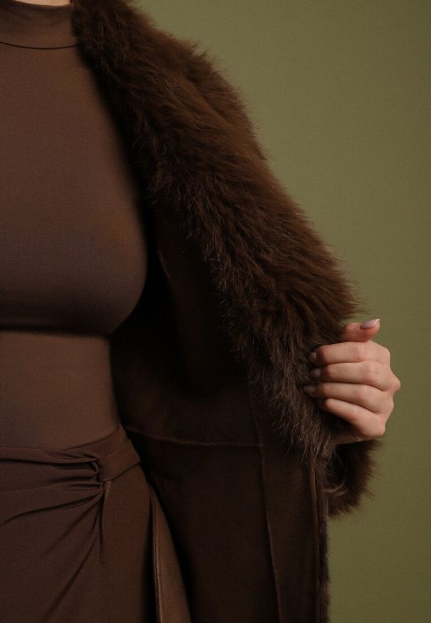 Born2be - Brązowa Kurtka Futerko z Wiązanym Paskiem Ozdobnymi Mankietami i Kołnierzem Coellame. Okazja: na co dzień. Kolor: brązowy. Materiał: futro. Styl: casual, elegancki, klasyczny