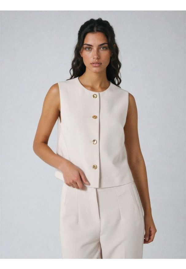 Sinsay - Kamizelka garniturowa z ozdobnymi guzikami z domieszką wiskozy - kremowy. Kolor: kremowy. Materiał: wiskoza