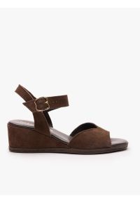 Ryłko - Ciemnobrązowe sandały na koturnie. Nosek buta: okrągły. Zapięcie: sprzączka. Kolor: brązowy. Materiał: welur, skóra. Obcas: na koturnie. Styl: street, elegancki #1