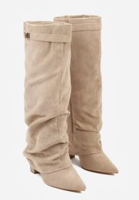 Born2be - Ciemnobeżowe Kozaki na Słupku z Marszczoną Cholewką Imitującą Nogawkę Rittia. Okazja: do pracy, na co dzień, na spotkanie biznesowe. Kolor: beżowy. Materiał: jeans. Szerokość cholewki: normalna. Obcas: na słupku. Styl: casual, elegancki, biznesowy #4