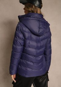 Renee - Granatowa Przejściowa Kurtka z Pikowanymi Przeszyciami i Kapturem Amindria. Okazja: na co dzień, na spacer. Kolor: niebieski. Materiał: jeans, poliester. Styl: casual #3