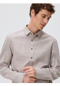 Reserved - Bawełniana koszula regular fit - beżowy. Kolor: beżowy. Materiał: bawełna