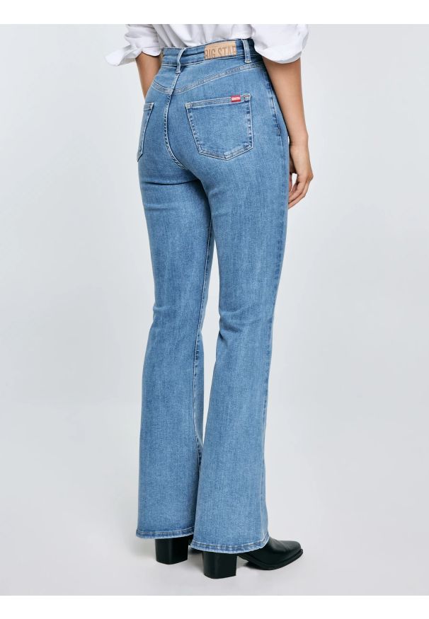 Big-Star - Jeansy damskie z rozszerzaną nogawką jasnoniebieskie Clara Flare 158. Okazja: na co dzień. Kolor: niebieski. Styl: casual, klasyczny, retro, elegancki