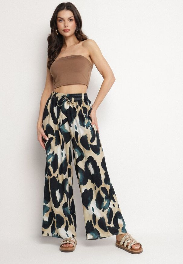 Born2be - Zielone Spodnie z Wiskozy o Szerokim Kroju z Wysokim Stanem w Panterkę Zelmara. Okazja: na co dzień. Stan: podwyższony. Kolor: zielony. Materiał: wiskoza. Wzór: motyw zwierzęcy. Styl: casual, elegancki