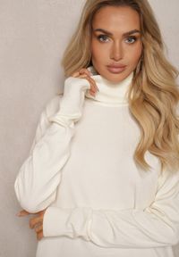 Renee - Jasnobeżowy Klasyczny Golf Longsleeve z Dodatkiem Wiskozy Leriona. Typ kołnierza: golf. Kolor: beżowy. Materiał: wiskoza. Długość rękawa: długi rękaw. Styl: klasyczny #3