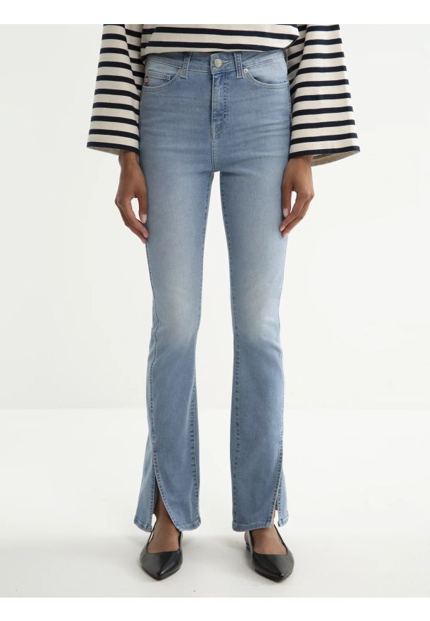 Big-Star - Jeansy damskie bootcut z rozcięciami jasnoniebieskie Blake 219. Kolor: niebieski