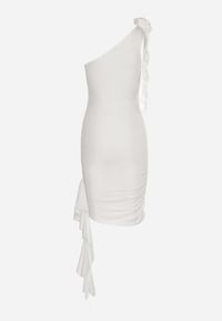 Born2be - Biała Asymetryczna Sukienka z Aplikacją 3D w Kształcie Kwiatu z Marszczeniem i Trenem Ecadia. Okazja: na co dzień. Kolor: biały. Wzór: aplikacja, kwiaty. Typ sukienki: asymetryczne. Styl: casual, elegancki #5