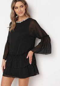 Born2be - Czarna Rozkloszowana Sukienka Mini z Dekoltem Ozdobionym Cyrkoniami i Falbanką Stevianta. Kolor: czarny. Wzór: aplikacja. Długość: mini #3