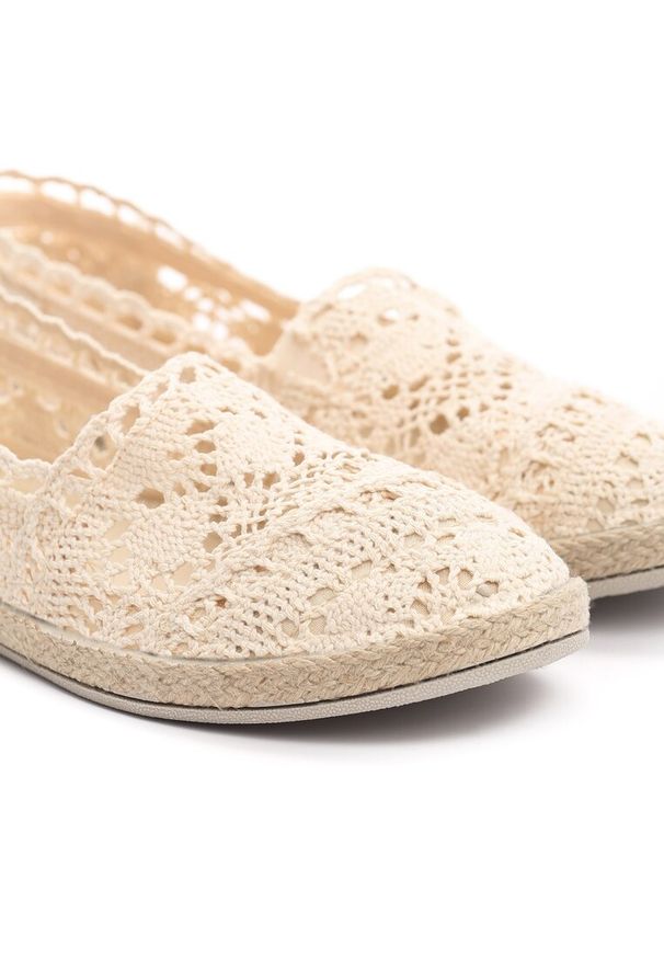 Renee - Beżowe Espadryle z Ażurową Cholewką i Plecioną Podeszwą Gratifyingly. Okazja: na co dzień. Kolor: beżowy. Szerokość cholewki: normalna. Wzór: ażurowy. Sezon: lato. Obcas: na płaskiej podeszwie. Styl: klasyczny, casual, elegancki