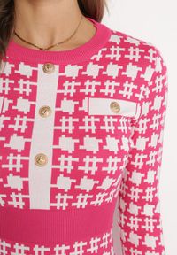Born2be - Różowa Sweterkowa Sukienka z Guzikami Bileldeme. Kolor: różowy. Wzór: aplikacja. Długość: mini