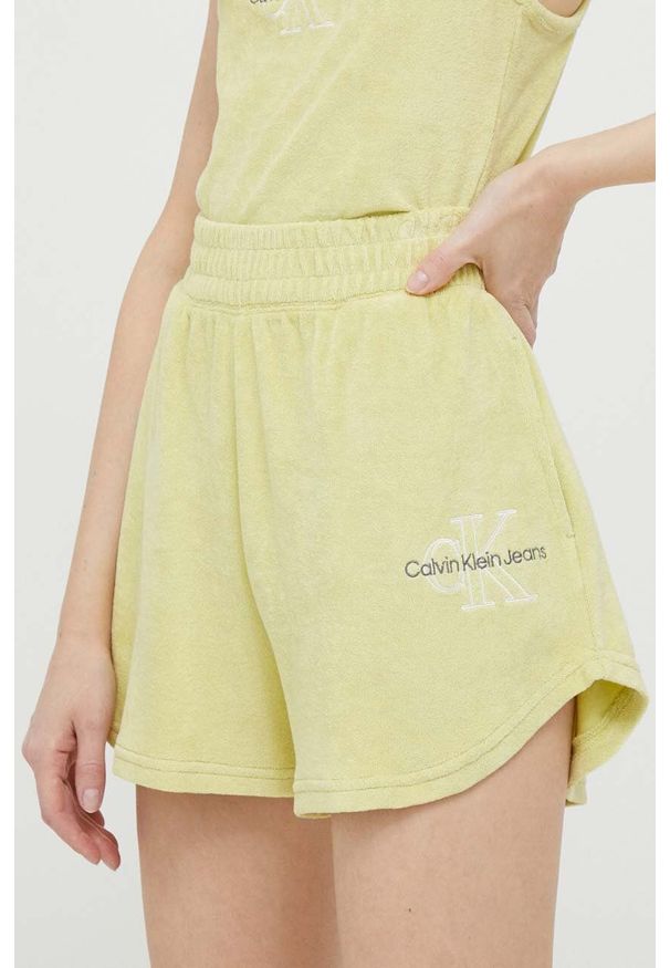 Calvin Klein Jeans szorty damskie kolor zielony z nadrukiem high waist. Stan: podwyższony. Kolor: zielony. Materiał: dzianina. Wzór: nadruk