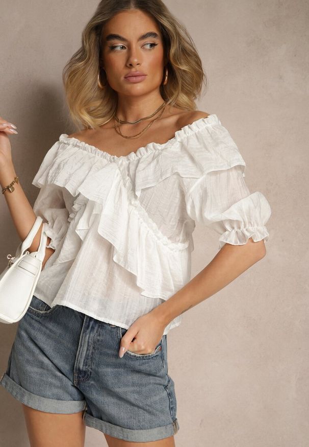 Renee - Biała Bluzka z Falbankami i Bufiastymi Rękawami Aliviera. Okazja: na co dzień. Typ kołnierza: kołnierz z falbankami. Kolor: biały. Materiał: jeans. Styl: casual, elegancki